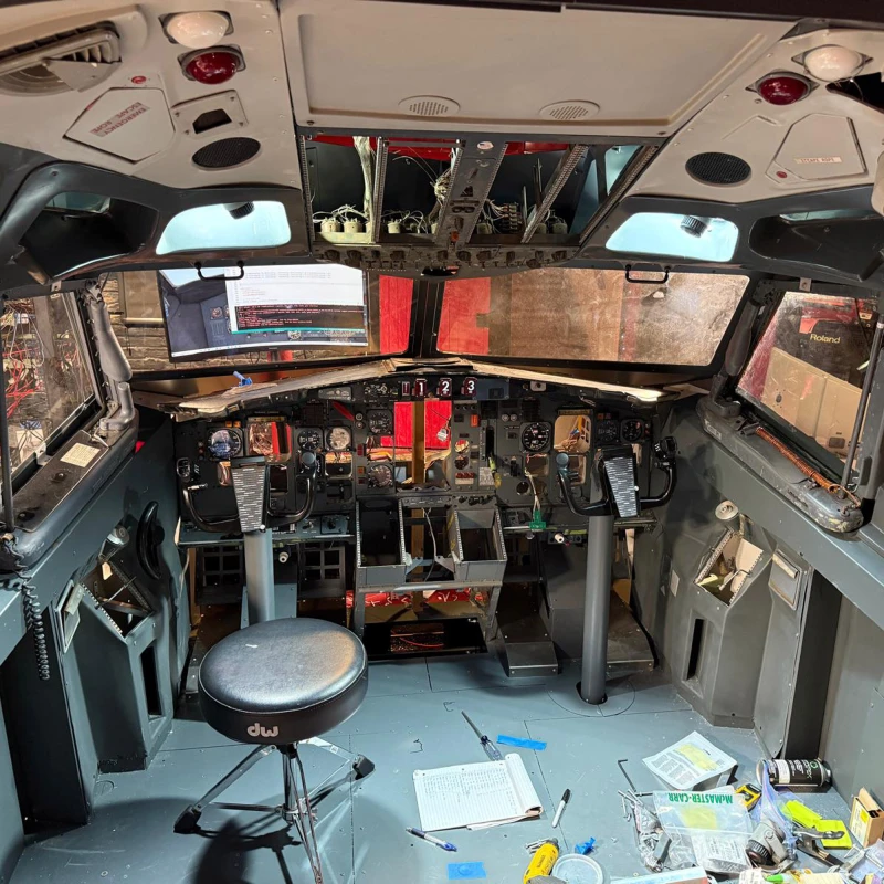 Installation of our floor, yoke and rudder pedals with B727 MIP